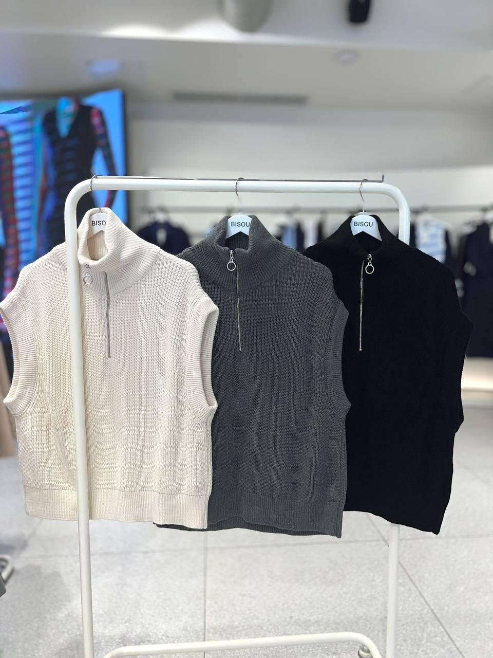 High collar regular fit vest